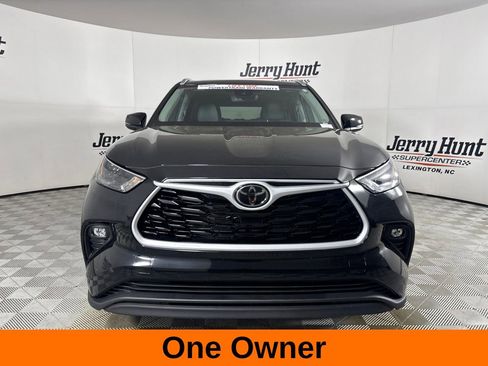 Used 2025 Toyota Highlander XLE AWD/4WD image 3