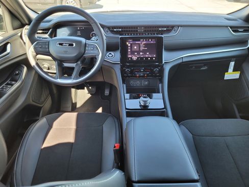 New 2025 Jeep Grand Cherokee Altitude image 10