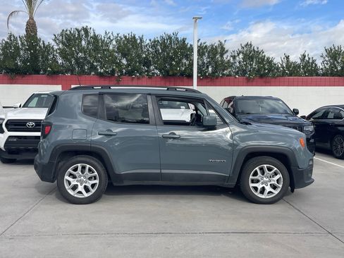 Used 2018 Jeep Renegade Latitude image 3