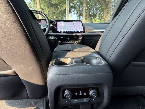 Used 2025 Chevrolet Traverse RS FWD image 39