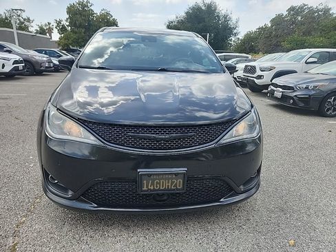 Used 2019 Chrysler Pacifica Touring Plus w/ Advanced Safetytec Group FWD image 8