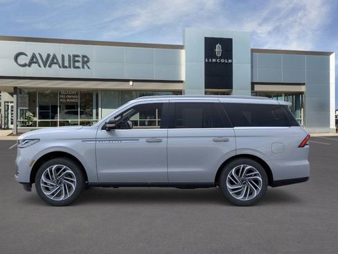 New 2025 Lincoln Navigator Reserve image 3