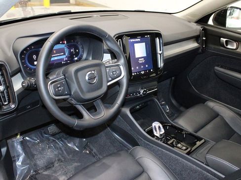 Used 2025 Volvo XC40 B5 Plus image 26