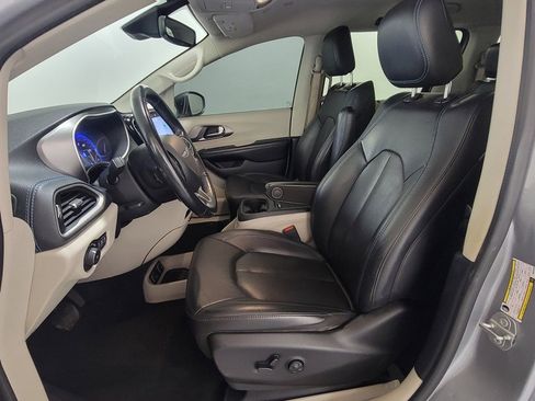 Used 2021 Chrysler Pacifica Touring-L image 13