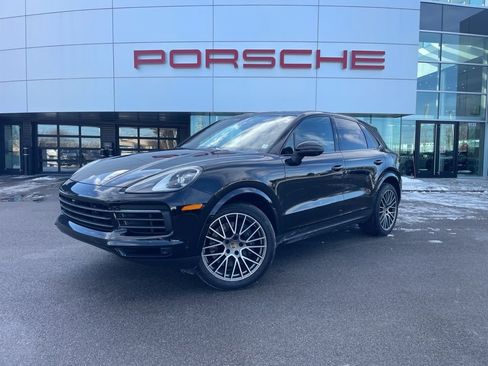 Certified 2023 Porsche Cayenne Platinum Edition image 1
