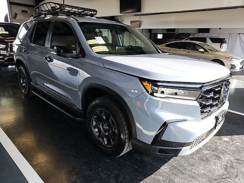 Used 2025 Honda Pilot TrailSport image 1