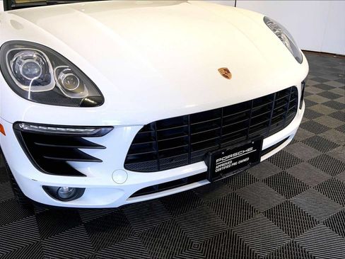 Certified 2018 Porsche Macan AWD/4WD image 34