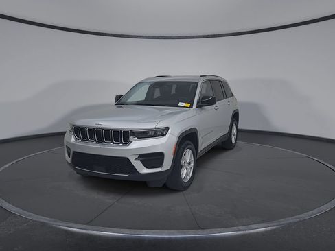 Used 2023 Jeep Grand Cherokee Laredo AWD/4WD image 7