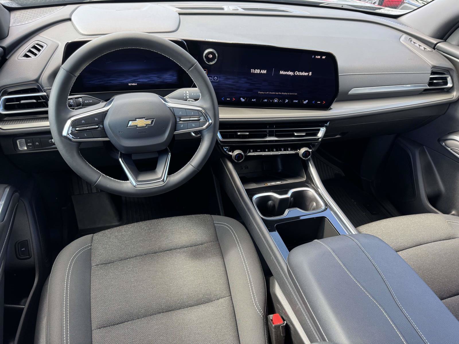 Used 2025 Chevrolet Traverse LT w/ Driver Confidence Package FWD image 2