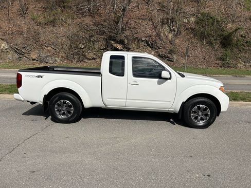Used 2015 Nissan Frontier PRO-4X image 9