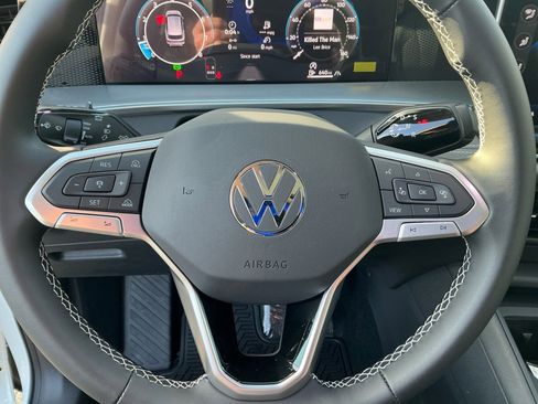 New 2026 Volkswagen Tiguan SE image 18