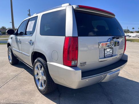 Used 2011 Cadillac Escalade Premium image 5