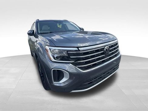 Used 2024 Volkswagen Atlas SE w/ Black Wheel Package FWD image 11
