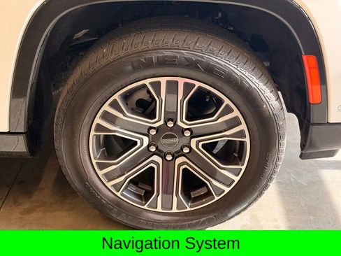 Used 2025 Jeep Wagoneer 4WD image 2