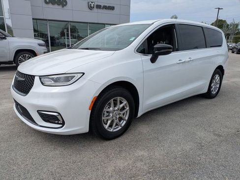 Used 2025 Chrysler Pacifica Select image 8