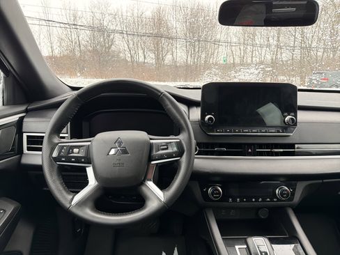 Used 2023 Mitsubishi Outlander SE Black Edition image 13