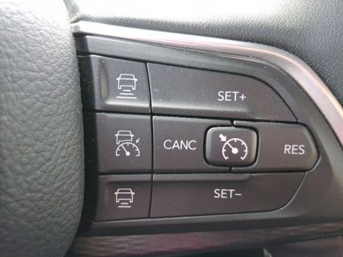 Used 2025 Jeep Grand Cherokee Altitude AWD/4WD image 17