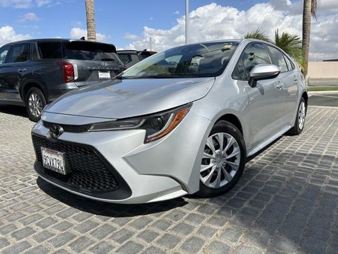 Used 2022 Toyota Corolla LE image 2
