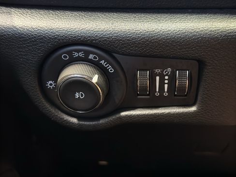 Used 2025 Chrysler Pacifica Limited FWD image 32