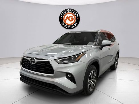 Used 2022 Toyota Highlander XLE FWD image 3