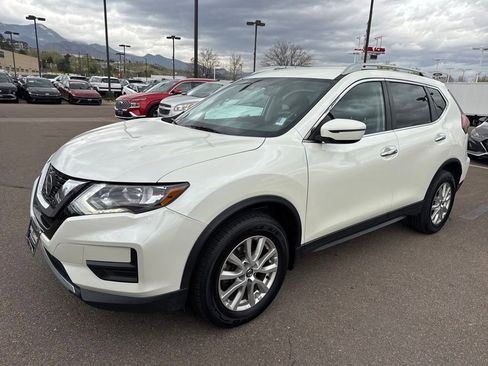 Used 2020 Nissan Rogue SV image 2