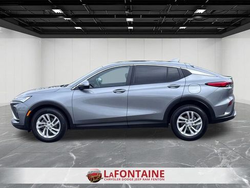 Used 2025 Buick Envista Preferred image 2