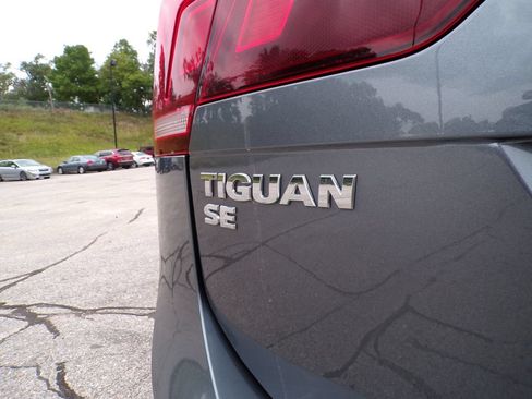 Used 2018 Volkswagen Tiguan SE w/ Panoramic Sunroof Package AWD/4WD image 15