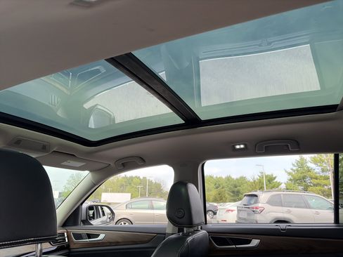 Used 2024 Volkswagen Atlas SE image 30