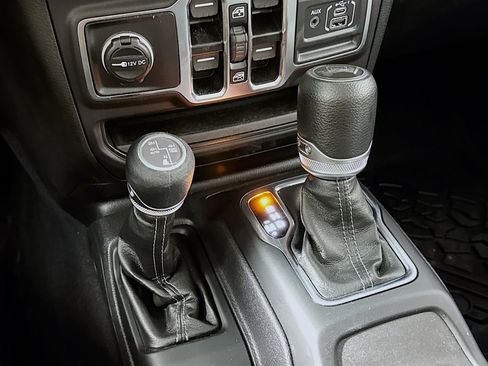 Used 2024 Jeep Wrangler Unlimited w/ Convenience Group image 18