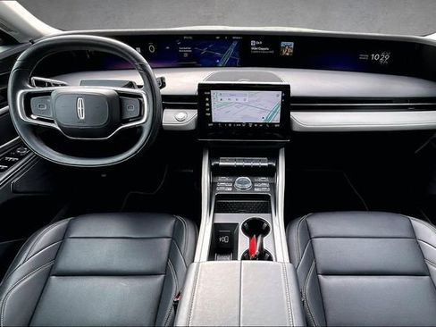 Used 2025 Lincoln Nautilus Premier image 14