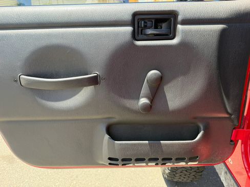 Used 2005 Jeep Wrangler Unlimited Rubicon AWD/4WD image 9