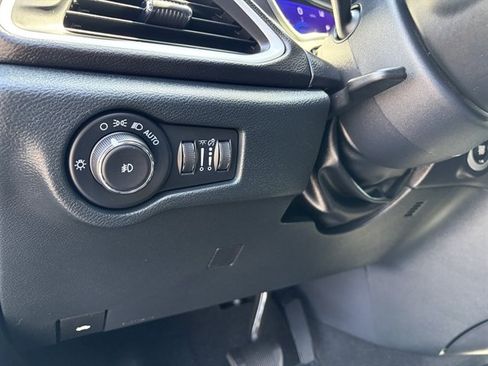 Used 2025 Chrysler Pacifica Select FWD image 25