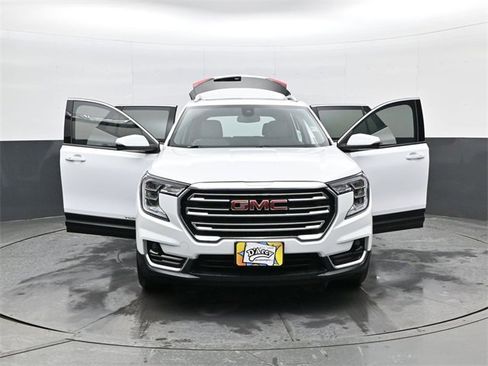 Used 2024 GMC Terrain SLT image 31
