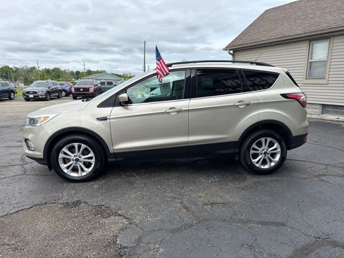 Used 2018 Ford Escape SE w/ Ford Safe & Smart Package FWD image 2