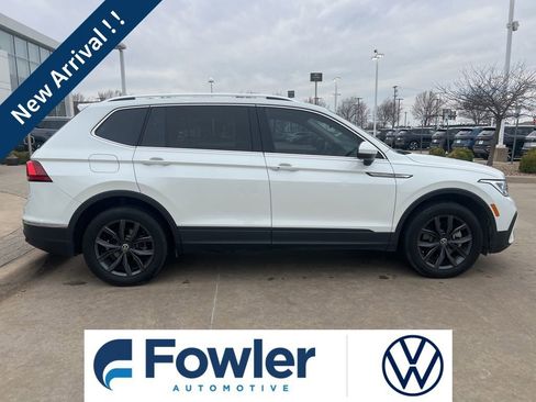 Used 2023 Volkswagen Tiguan SE w/ Panoramic Sunroof Package image 2
