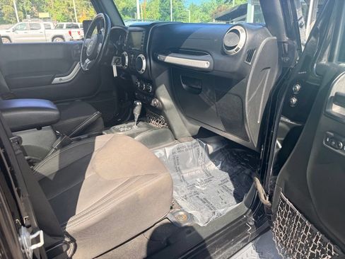 Used 2018 Jeep Wrangler Unlimited Sahara AWD/4WD image 25