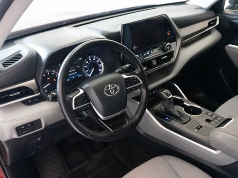 Used 2023 Toyota Highlander LE FWD image 3