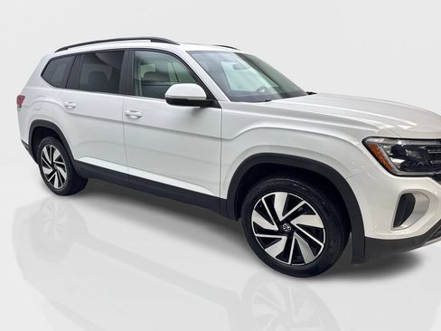 Used 2024 Volkswagen Atlas SE w/ Panoramic Sunroof Package FWD image 12