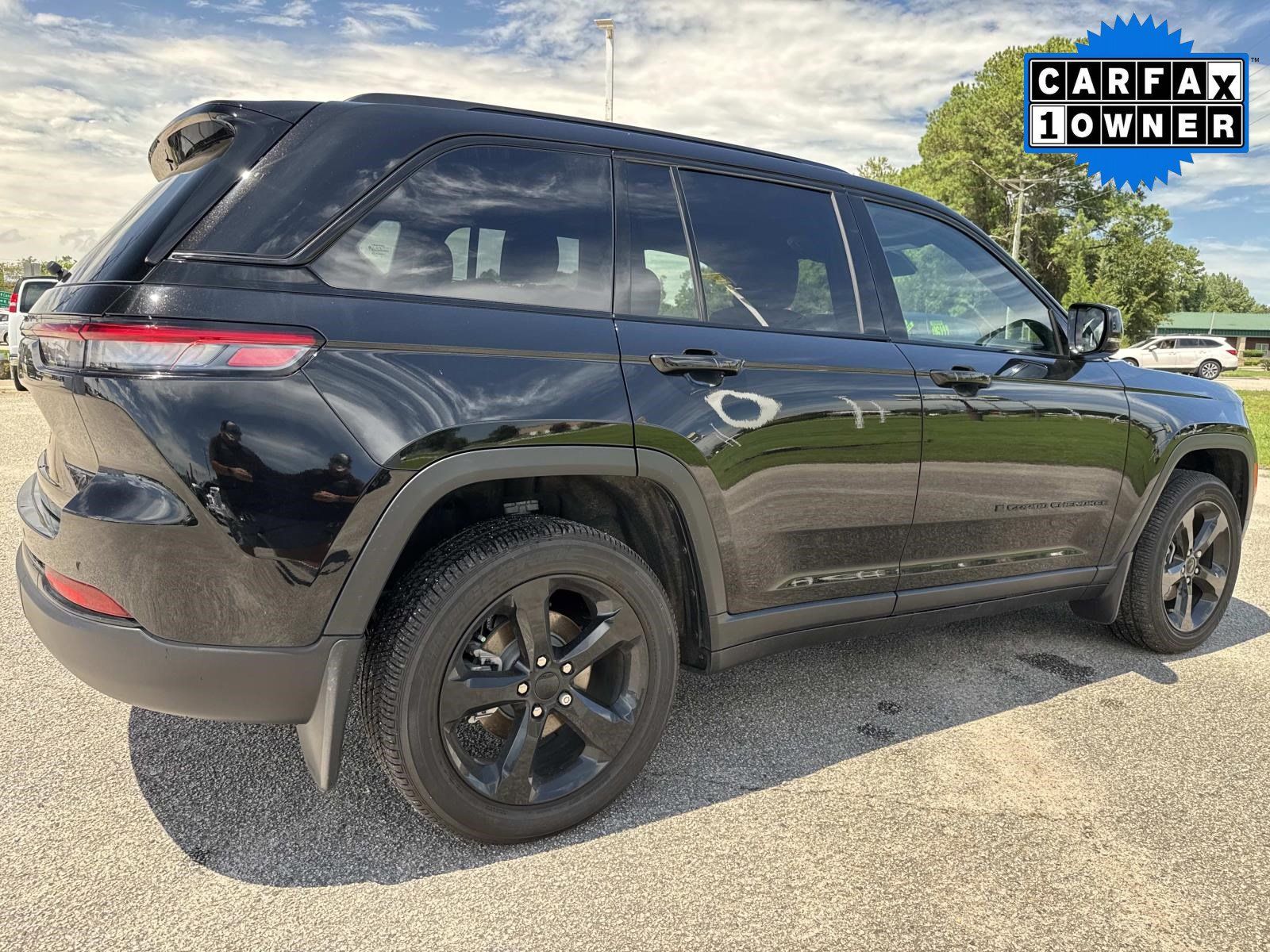 Used 2023 Jeep Grand Cherokee Altitude AWD/4WD image 4