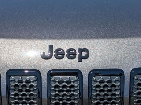 Used 2023 Jeep Cherokee Altitude Lux AWD/4WD image 14