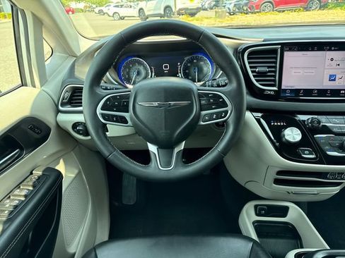 Used 2024 Chrysler Pacifica Touring-L FWD image 18