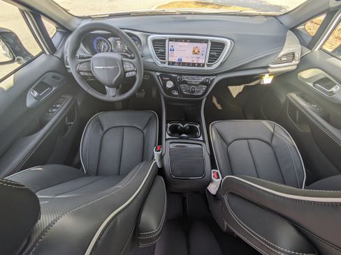 New 2026 Chrysler Pacifica Limited image 15