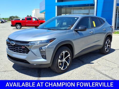 Used 2025 Chevrolet Trax RS FWD image 3
