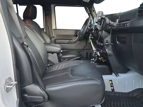 Used 2017 Jeep Wrangler Unlimited Sahara AWD/4WD image 17