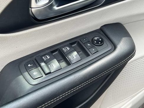 Used 2021 Chrysler Pacifica Limited AWD/4WD image 16