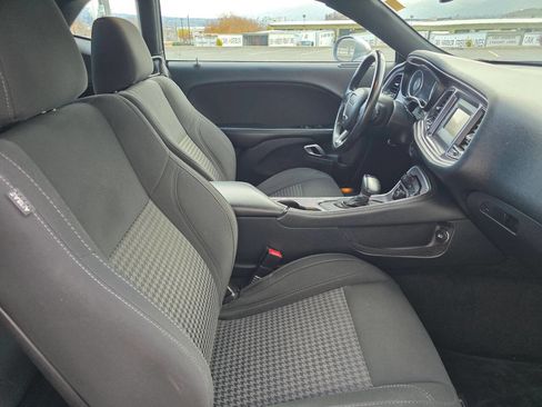 Used 2015 Dodge Challenger SXT image 12
