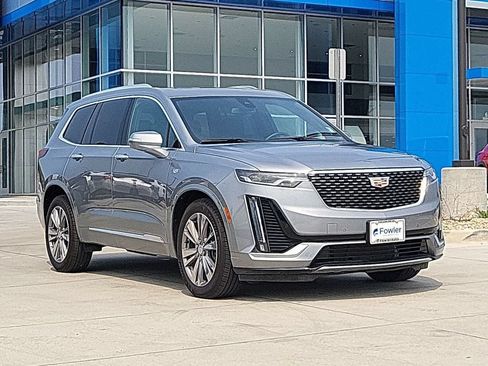 Used 2025 Cadillac XT6 Premium Luxury AWD/4WD image 2