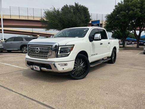 Used 2020 Nissan Titan SL w/ Moonroof Package RWD image 2