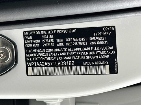 Certified 2026 Porsche Macan AWD/4WD image 33