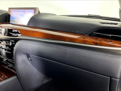 Used 2020 Lexus LX 570 4WD w/ Luxury Package image 16